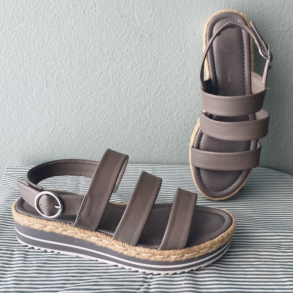 5/$25🌱 JC Journee Collection | Faux Leather Gray Slingback Platform Sandals